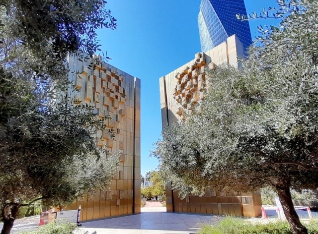 Zdj cia: Park Shaheed, Kuwejt - aglomeracja stolicy, Kuwejt. Pomnik Konstytucji (Golden Sculpture) w parku Shaheed, KUWEJT Zdj cia: Park Shaheed, Kuwejt - aglomeracja stolicy, Kuwejt. Pomnik Konstytucji (Golden Sculpture) w parku Shaheed, KUWEJT