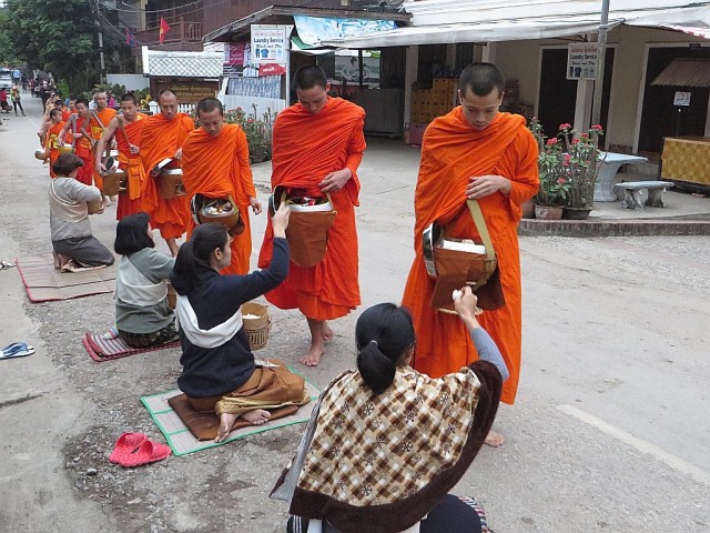 Zdj cia: Luan Prabang, Laos pnocny, pintabad poranne zbieranie jamuny , LAOS