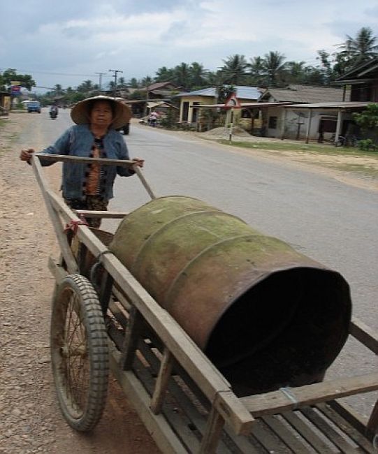 Zdjęcia: Vangvieng, Vangvieng, Beczkowóz...., LAOS Zdjęcia: Vangvieng, Vangvieng, Beczkowóz...., LAOS