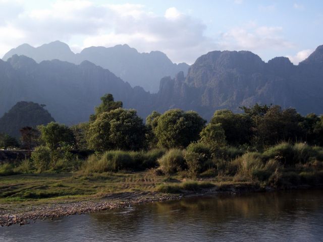 Zdjęcia: Vang Vieng, okolice, Vang Vieng, ... przez rzekę ..., LAOS Zdjęcia: Vang Vieng, okolice, Vang Vieng, ... przez rzekę ..., LAOS