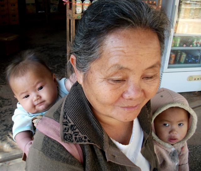 Zdjęcia: Vang Vieng, okolice, Vang Vieng, ... babcia ..., LAOS Zdjęcia: Vang Vieng, okolice, Vang Vieng, ... babcia ..., LAOS