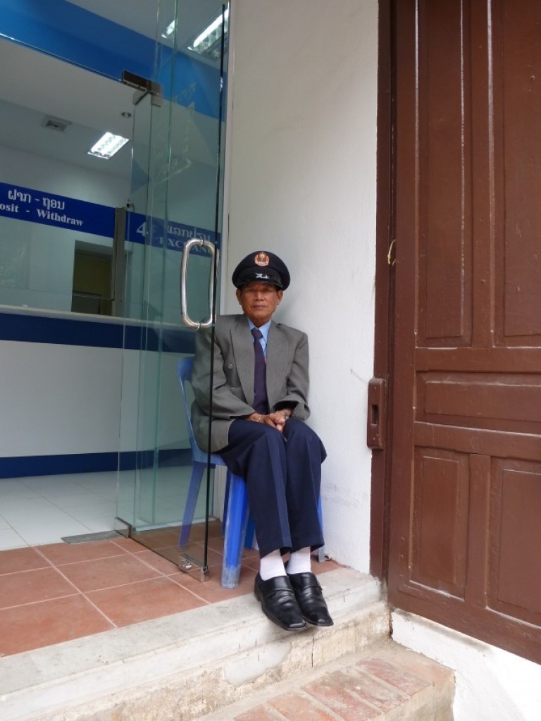 Zdjęcia: wejście do banku, Luang Prabang, Samotność 2, LAOS Zdjęcia: wejście do banku, Luang Prabang, Samotność 2, LAOS