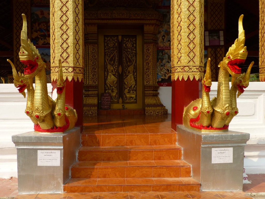 Zdjęcia: Wat Ho Xiang, Luang Prabang, Węże strzegące wejścia do świątyni, LAOS Zdjęcia: Wat Ho Xiang, Luang Prabang, Węże strzegące wejścia do świątyni, LAOS