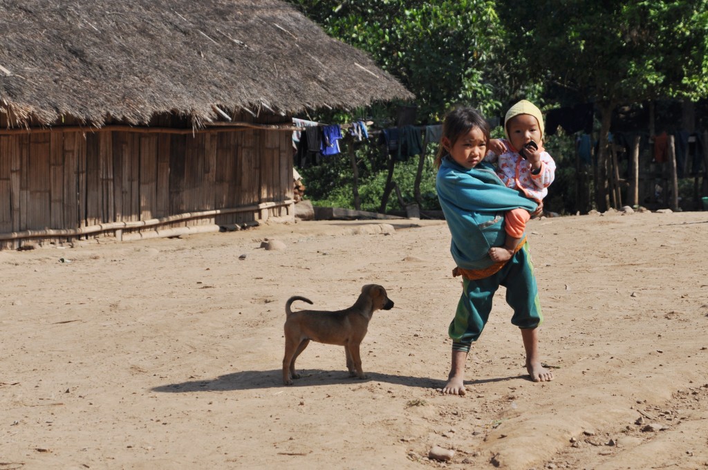 Zdjęcia: wioska nad Mekongiem, północny Laos, Dziecko nosi dziecko, LAOS Zdjęcia: wioska nad Mekongiem, północny Laos, Dziecko nosi dziecko, LAOS
