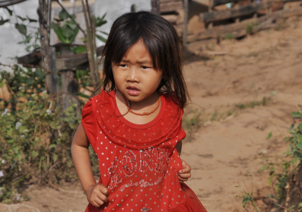 Zdjęcia: wioska nad Mekongiem, północny Laos, Dziewczynka w wiosce, LAOS Zdjęcia: wioska nad Mekongiem, północny Laos, Dziewczynka w wiosce, LAOS