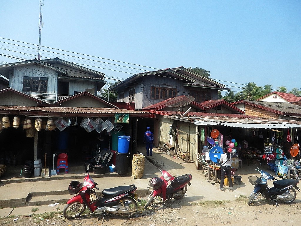 Zdjęcia: trasa Vientiane - Vang Vieng, Laos północny, przed sklepem, LAOS Zdjęcia: trasa Vientiane - Vang Vieng, Laos północny, przed sklepem, LAOS