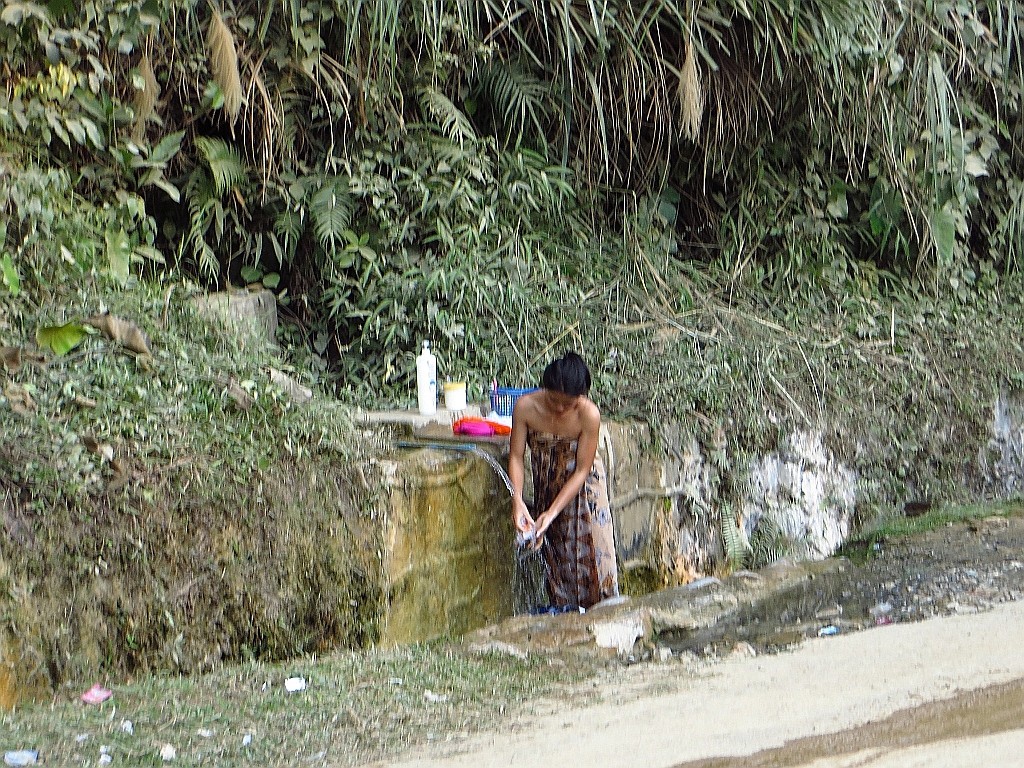 Zdjęcia: Nong Khiaw, Laos północny, wieczorna toaleta, LAOS Zdjęcia: Nong Khiaw, Laos północny, wieczorna toaleta, LAOS