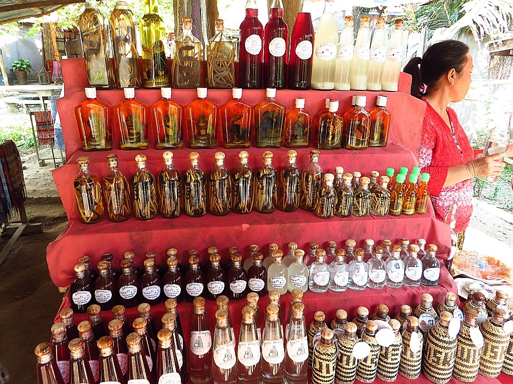 Zdjęcia: Luang Prabang - groty Pak Ou, Laos północny, "laotańska wioska whiskey", LAOS Zdjęcia: Luang Prabang - groty Pak Ou, Laos północny, "laotańska wioska whiskey", LAOS