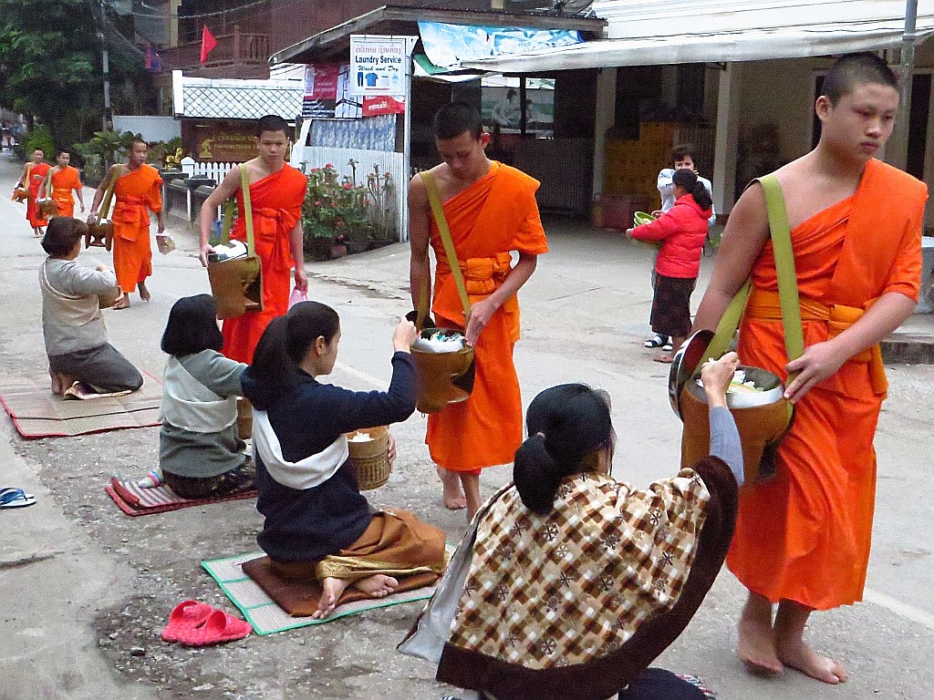 Zdjęcia: Luang Prabang, Laos północny, pintabat - poranna jałmużna, LAOS Zdjęcia: Luang Prabang, Laos północny, pintabat - poranna jałmużna, LAOS