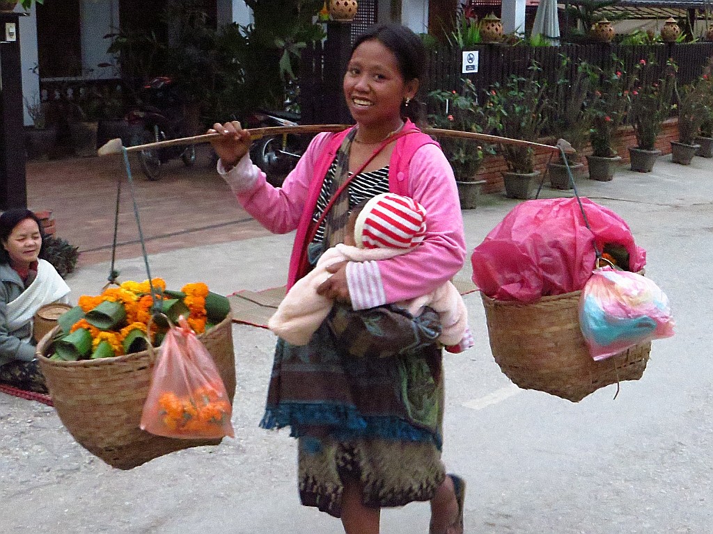Zdjęcia: Luang Prabang, Laos północny, młoda mama, LAOS Zdjęcia: Luang Prabang, Laos północny, młoda mama, LAOS