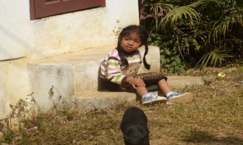 Zdj�cie LAOS / Nong Khiaw / schodek pod posterunkiem policji / Samotno�� 3