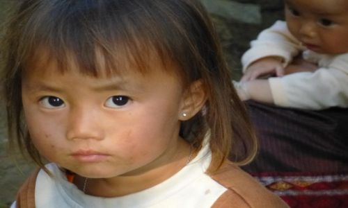 Zdjęcie LAOS / północ / wioska Kuang Si / dziewczynka z kolczykiem