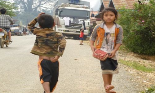 Zdjęcie LAOS / Nong Khiaw / droga na/z targu / gumka puściła