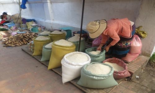Zdjęcie LAOS / .. / Targ / Worki z ryżem.. i  kapelusz