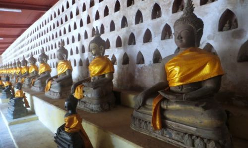 Zdjęcie LAOS / .. / Wat Sisaket w Vientian / Wsród wielu posągów i srebrnych figurek .