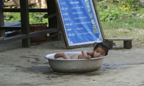 Zdjęcie LAOS / Luang Prabang / Kuangsi / Mama jest w barze