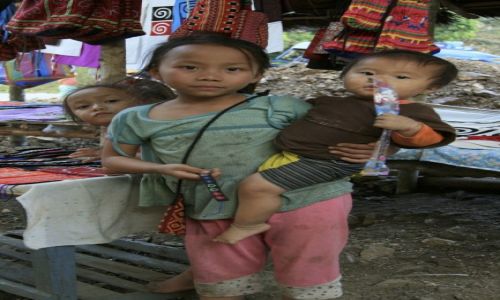 Zdjecie LAOS / Luang Prabang / Wioska Hmongów / Ktoś ty?