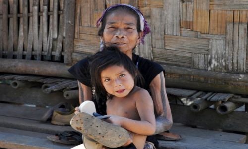 Zdjecie LAOS / pnocny Laos / wioska przy Mekongu / Portret z klapkami