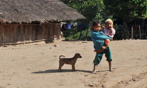 Zdjcie LAOS / pnocny Laos / wioska nad Mekongiem / Dziecko nosi dziecko