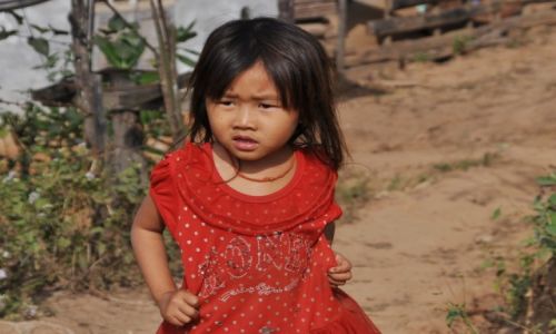 Zdjcie LAOS / pnocny Laos / wioska nad Mekongiem / Dziewczynka w wiosce