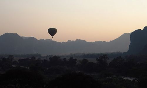 Zdjcie LAOS / Laos pnocny / Vang Vieng / lot balonem
