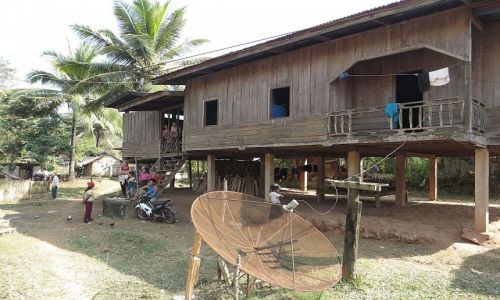 Zdjcie LAOS / Laos pnocny / trasa Vientiane - Vang Vieng / wiejska architektura 