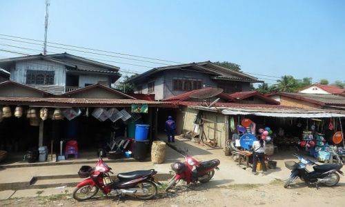 Zdjcie LAOS / Laos pnocny / trasa Vientiane - Vang Vieng / przed sklepem