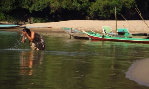Zdjęcie LAOS / Laos północny / wioska Muang Khua / popołudniowa toaleta