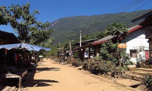 Zdjcie LAOS / Laos pnocny / okolice Nong Khiaw / wioska Muang Ngoi Neua
