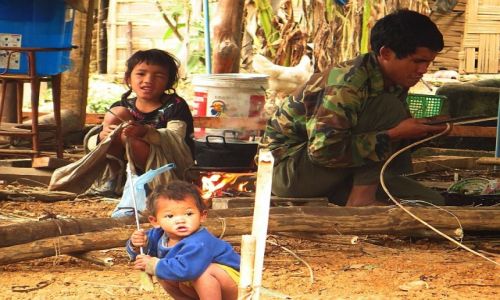 Zdjcie LAOS / Laos pnocny / wioska Ban Hat Sao / domowe zajcia