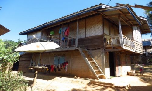 Zdjcie LAOS / Laos pnocny / wioska Ban Hat Sao / wiejska architektura 