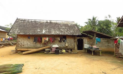 Zdjecie LAOS / Laos pnocny / wioska Ban Hat Sao / wiejska zabudowa