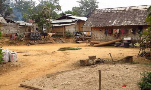 Zdjcie LAOS / Laos pnocny / wioska Ban Hat Sao / wiejska zabudowa