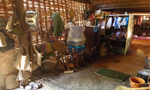 Zdjcie LAOS / Laos pnocny / wioska Ban Hat Sao / wntrze wiejskiej chaty