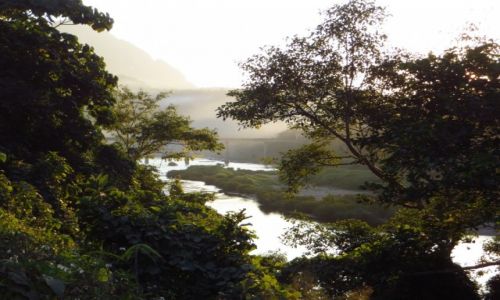 Zdjecie LAOS / Laos pnocny / Nong Khiaw / spacer brzegiem rzeki Ou