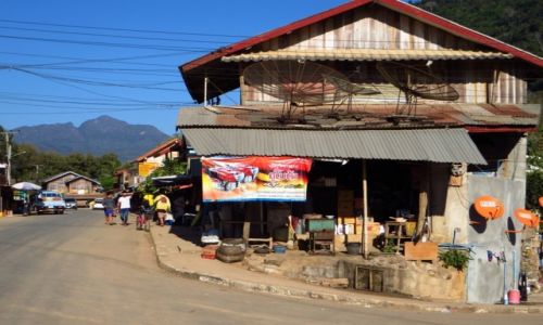 Zdjęcie LAOS / Laos północny / Nong Khiaw / zabudowa Nong Khiaw