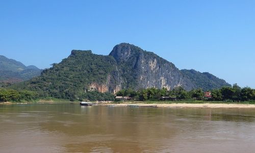 Zdjcie LAOS / Laos pnocny / Luang Prabang - groty Pak Ou / rejs po Mekongu