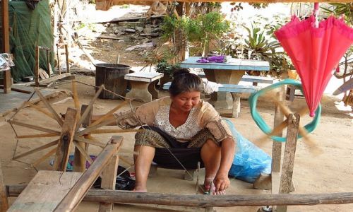 Zdjcie LAOS / Laos pnocny / Luang Prabang - groty Pak Ou / domowe zajcia