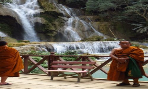 Zdjcie LAOS / Laos pnocny / wodospady Kuang Si / mnisi nad wodospadem