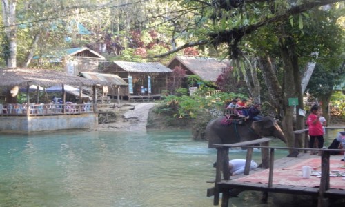 Zdjcie LAOS / Luang prabang / Wodospad / Na soniu przez wodospad