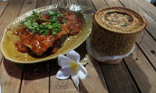 Zdjęcie LAOS / Vientian / Pha Khao Lao Restaurant / Ryba w sosie tamaryndowym i plumeria
