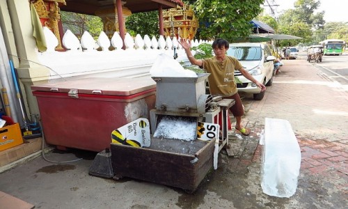 Zdjecie LAOS / Laos pnocny / Vientiane / kruszenie lodu