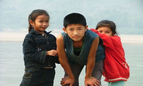 LAOS / brak / gdzie nad brzegiem Mekongu / Dzieci