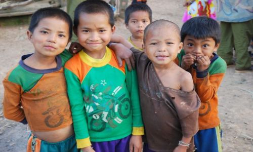 Zdjecie LAOS / pnoc / wioska gdzie  w rodku dungli / super chopaki