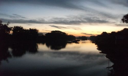 Zdjcie LAOS / Si Pa Don... kraina 4000 wysp... rzeka Mekong.... / rzeka Mekong / ... blady (jeszcze) wit ....