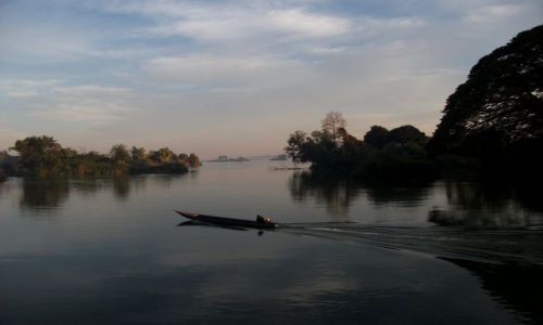 Zdjecie LAOS / Si Pa Don... kraina 4000 wysp... rzeka Mekong.... / rzeka Mekong / ... wczenie rano ... i pod prd...