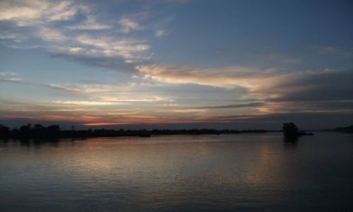 Zdjcie LAOS / Si Pa Don... kraina 4000 wysp... rzeka Mekong.... / rzeka Mekong / ... wieczorna czisza ...