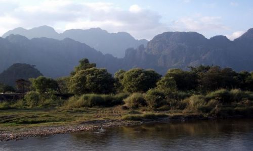 Zdjcie LAOS / Vang Vieng / Vang Vieng, okolice / ... przez rzek ...