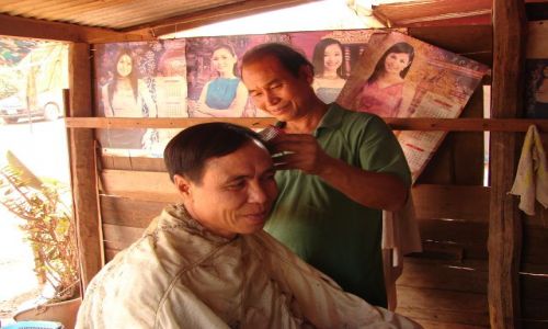 Zdjecie LAOS / brak / na trasie  / U fryzjera