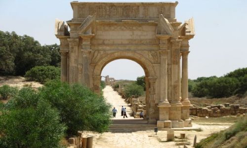 LIBIA / ponocna LIbia / Leptis MAgna / uk antyczny na skrzyzowaniu